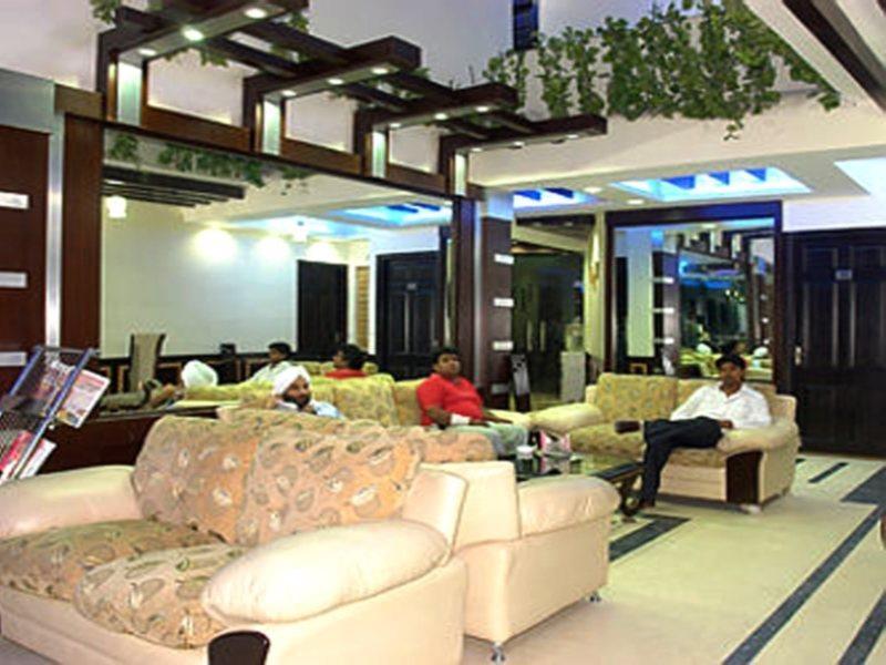 Hotel Raunak International Nueva Delhi Exterior foto